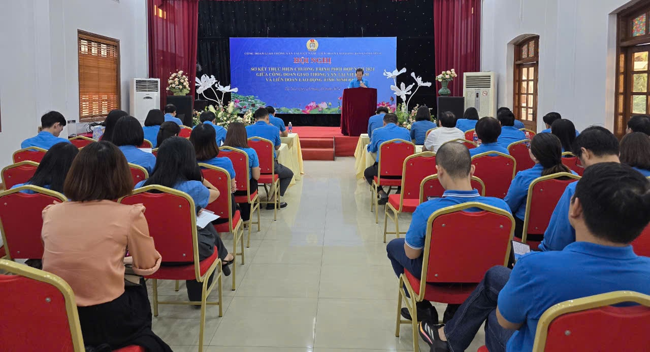 Delegates attending the conference to review the Cooperation Program between the Ninh Binh Provincial Federation of Labor and the Vietnam Transport Trade Union for the period 2024 - 2028. Photo: Nguyen Truong