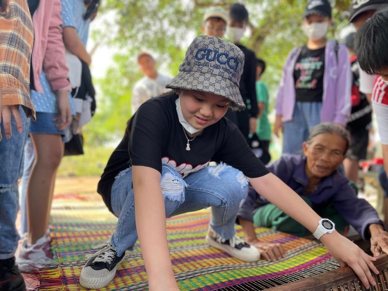 Nghe det chieu truyen thong o Quang Nam gap kho vi thieu suc canh tranh. Trong anh: Du khach trai nghiem nghe det chieu o Tam Thang, Tam Ky. Anh: Thanh Tung