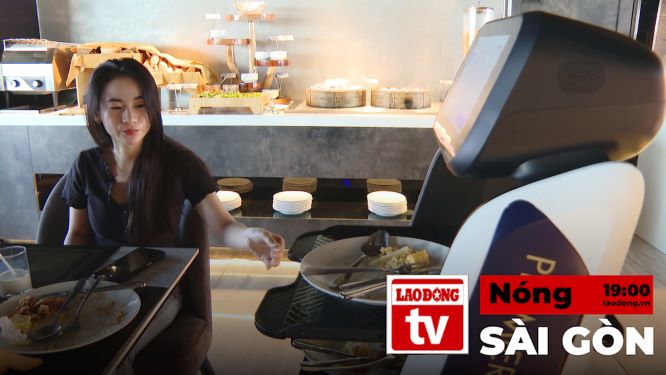 Hot News in Saigon: A hotel in Vung Tau has robots serving guests.