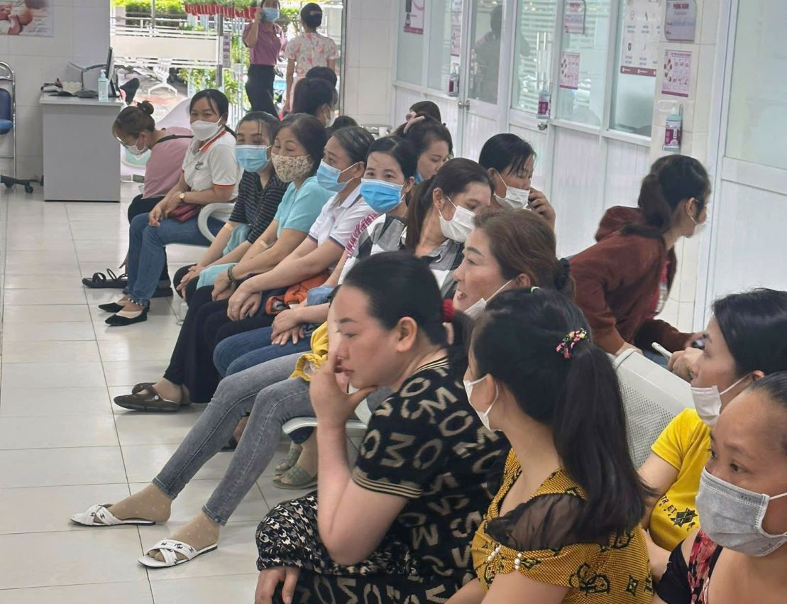 Nu doan vien, nguoi lao dong thuoc Cong doan cac khu cong nghiep, khu kinh te Dong Thap tham du chuong trinh kham suc khoe mien phi. Anh: Thanh Nhan