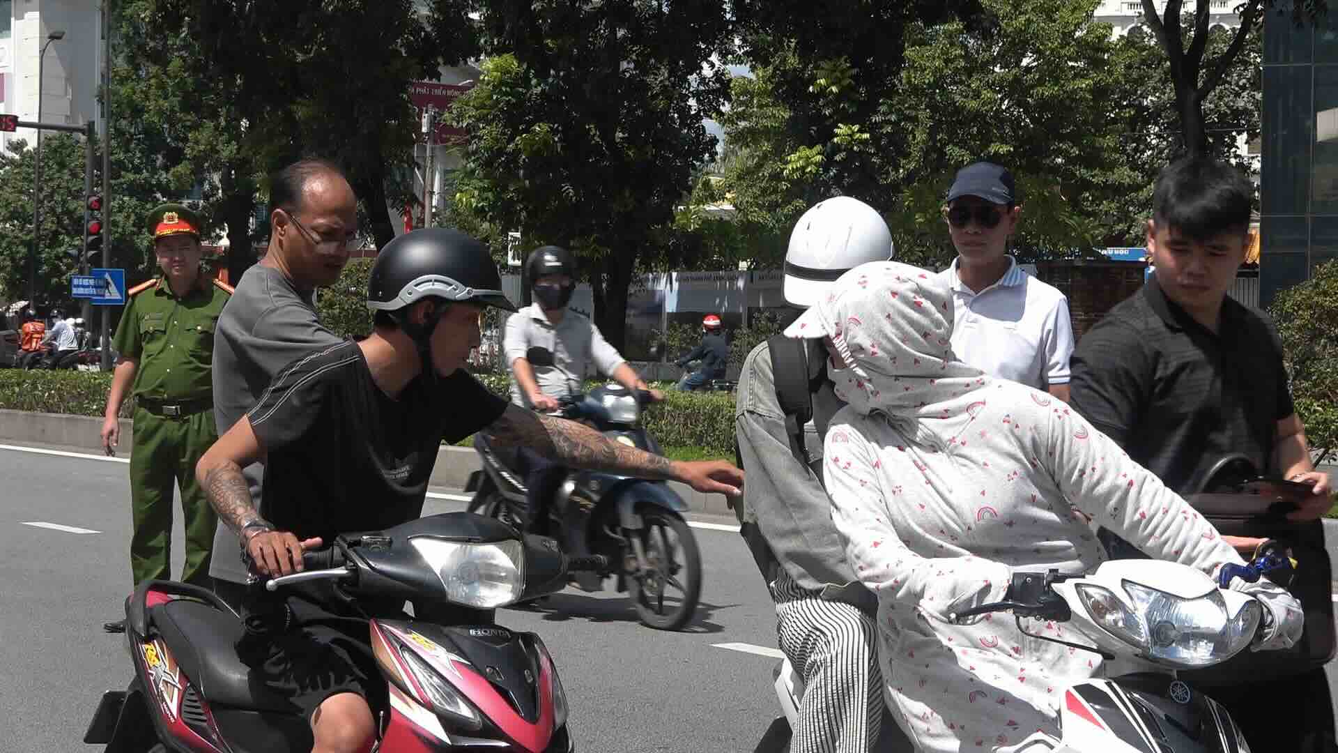 Hue City Police let Phuc reenact the robbery scene. Photo: Cong Quang.
