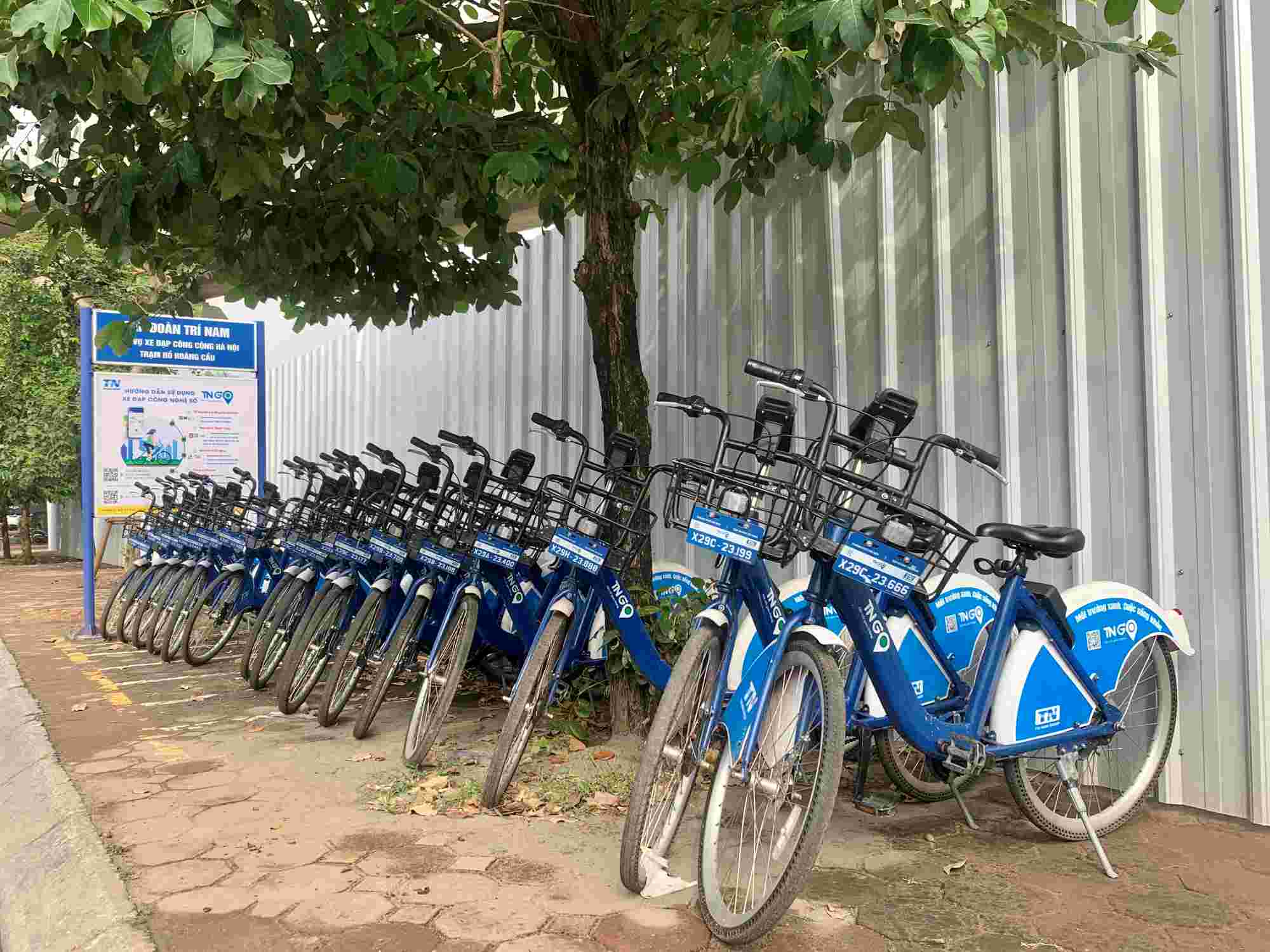 The bicycle station on Hoang Cau street is deserted. Photo: Nhat Minh