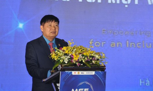 Phó Chủ tịch Tổng LĐLĐVN Phan Văn Anh phát biểu tại diễn đàn với chủ đề “Xây dựng Con người và Công nghệ hướng tới một Việt Nam bao trùm số”. Ảnh: Bảo Hân