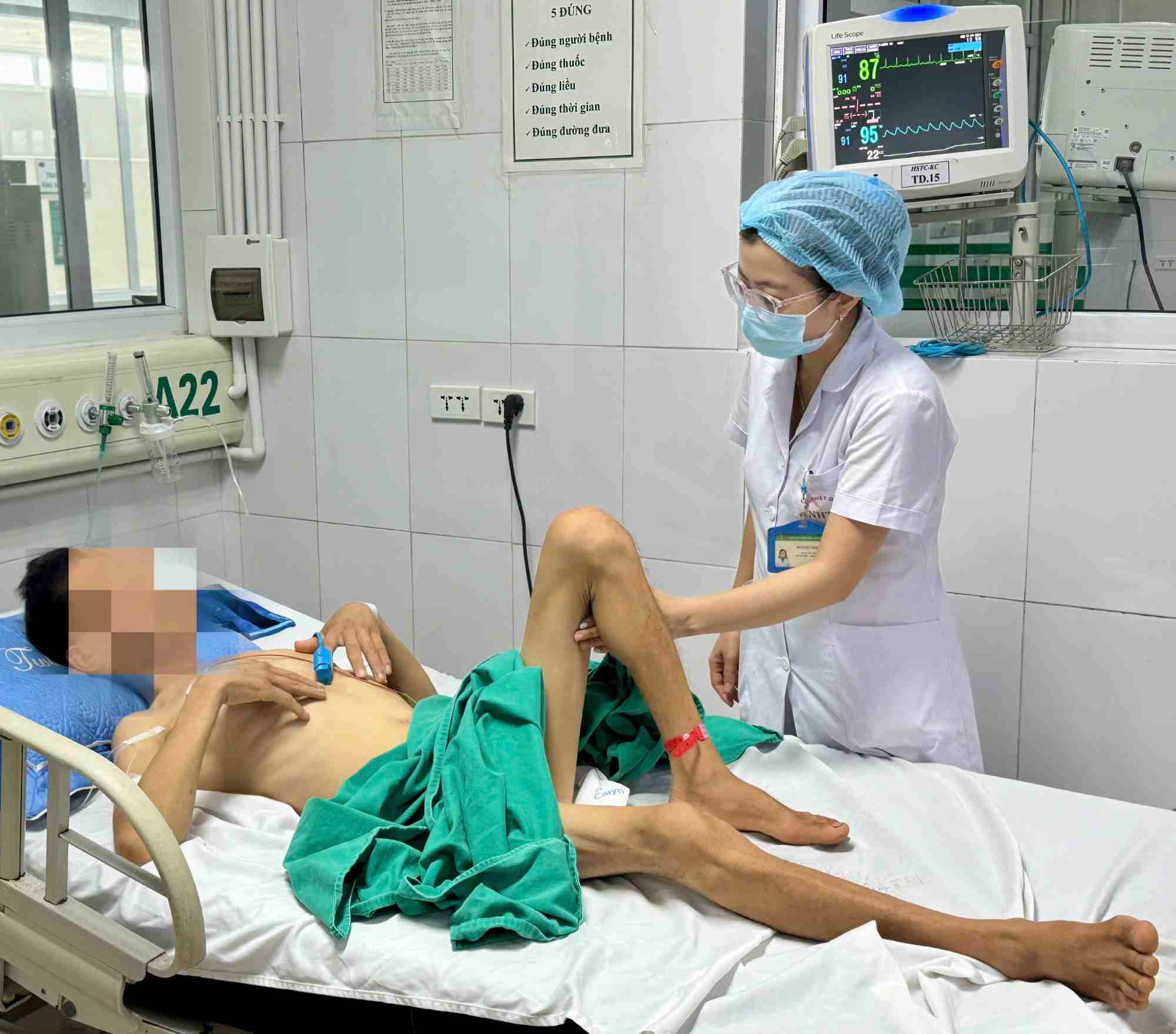A male patient whose body was exhausted due to drinking alkaline water was treated by doctors at the Central Hospital for Tropical Diseases. Photo: Thanh Dang