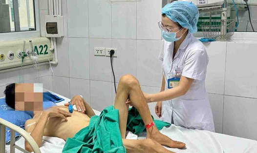 Nam bệnh nhân suy kiệt cơ thể vì uống nước kiềm được bác sĩ Bệnh viện Bệnh Nhiệt đới Trung ương điều trị. 
Ảnh: Thanh Đặng