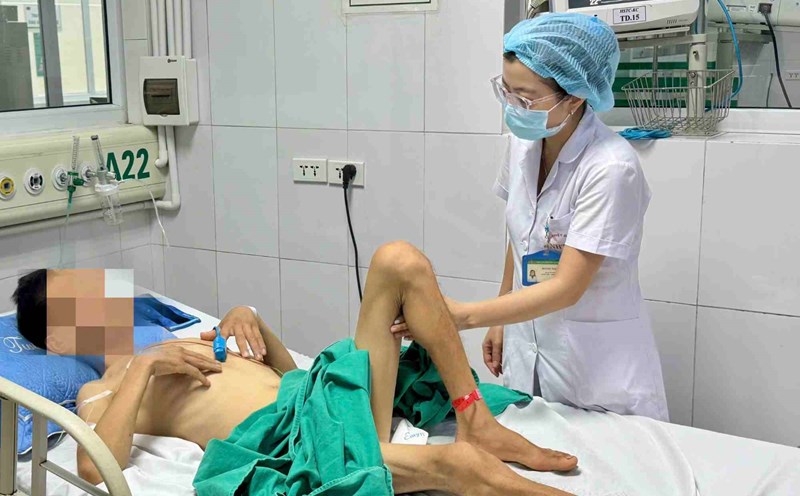 A male patient whose body was exhausted due to drinking alkaline water was treated by doctors at the Central Hospital for Tropical Diseases. Photo: Thanh Dang