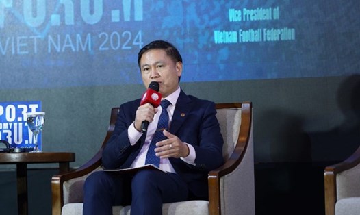 Ông Trần Anh Tú - Phó Chủ tịch VFF, Chủ tịch HĐQT Công ty VPF chia sẻ tại Diễn đàn kinh tế thể thao Việt Nam. Ảnh: Ban tổ chức