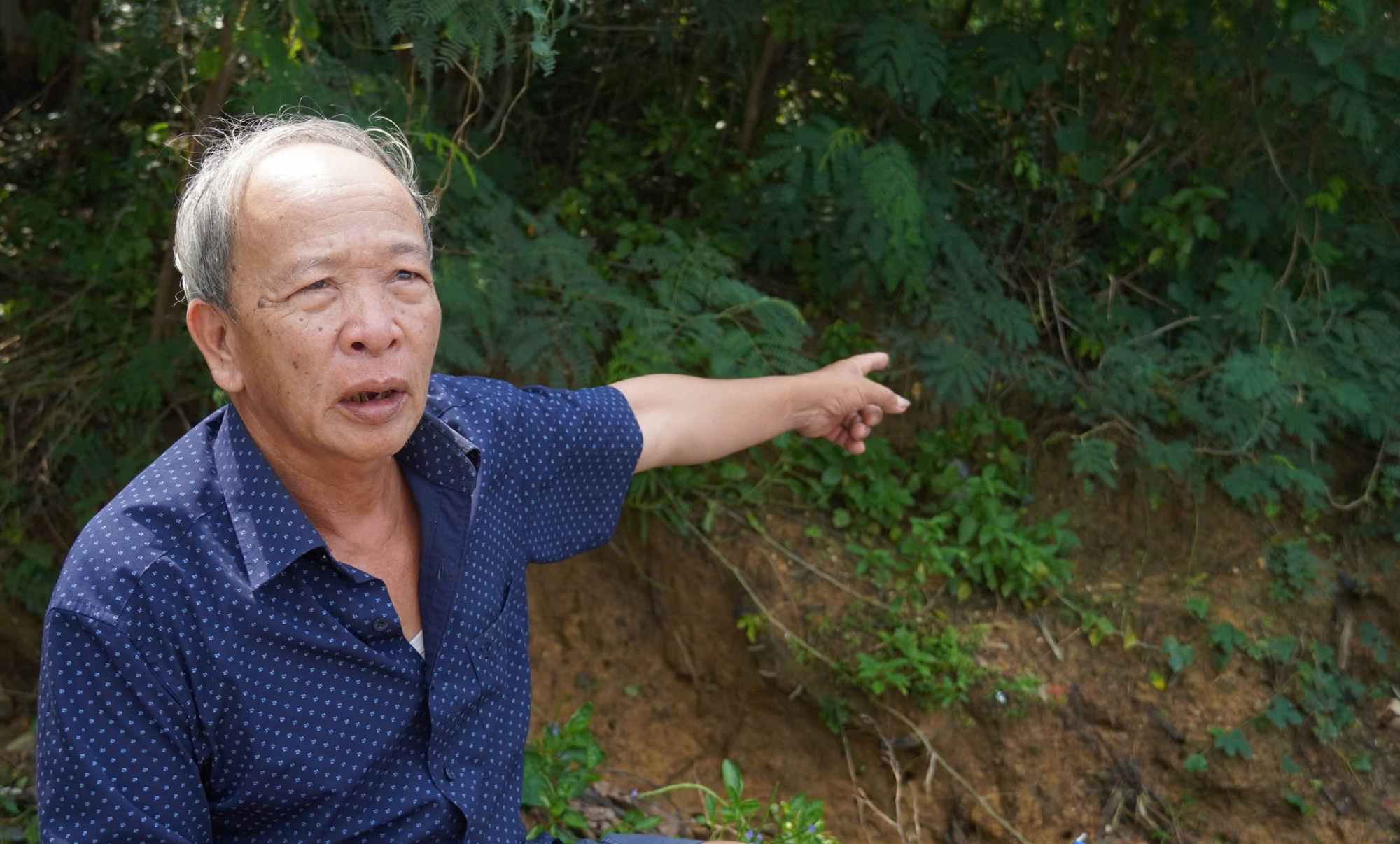 Mr. Tran Van Thong is worried about landslides. Photo: Cong Sang