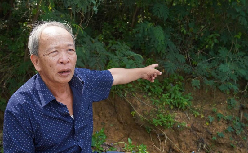 Mr. Tran Van Thong is worried about landslides. Photo: Cong Sang