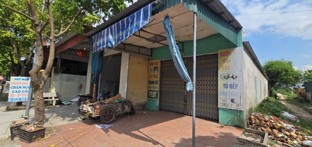 Former chairman of Quynh Hai commune (Quynh Phu district, Thai Binh province) Le Minh Tuyen encroached on hundreds of square meters of traffic and public land of the commune to build temporary level 4 houses for rent, making a profit for 24 years. Photo: Trung Du
