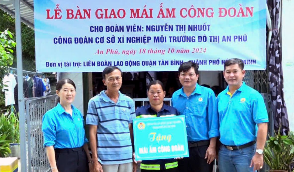 Thuc hien nghi thuc ban giao Mai am Cong doan cho nu doan vien nhan dip Ngay Phu nu Viet Nam. Anh: Van Minh