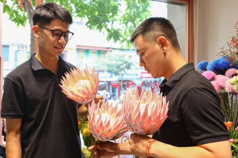 Fresh flowers increase in price, million-dong succulents are popular on October 20. Photo: Hoang Loc
