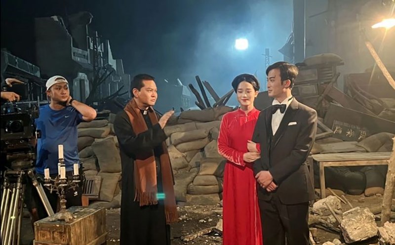 A scene from the movie “Peach, Pho and Piano”, actress Cao Thuy Linh plays Thuc Huong (in ao dai). Photo provided by the Cinema Department