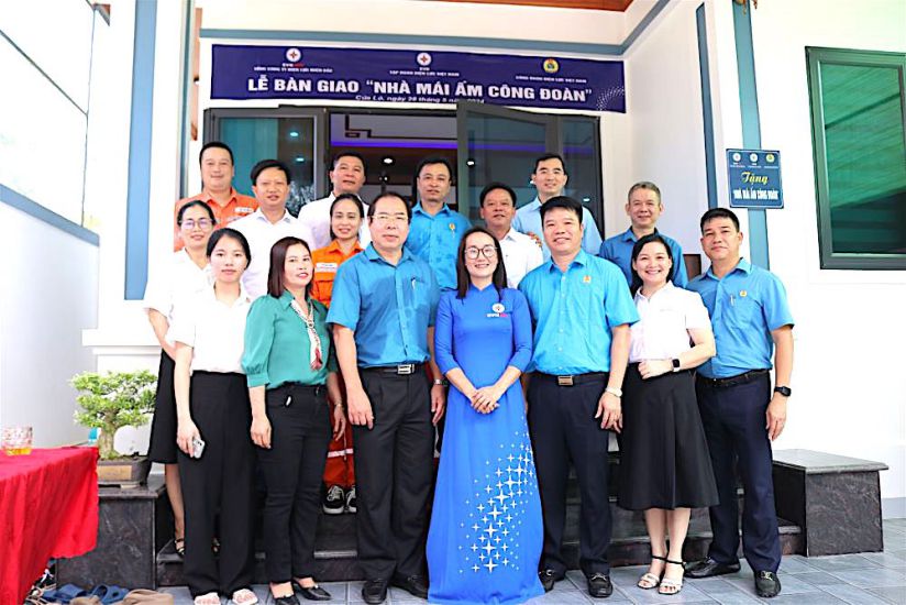 Leaders of Vietnam Electricity Trade Union shared joy with the family of Ms. Phan Thi Thu Hien, a union member of Nghe An Electricity Company, on the occasion of the family having a Union Shelter. Photo: Dinh Phuong