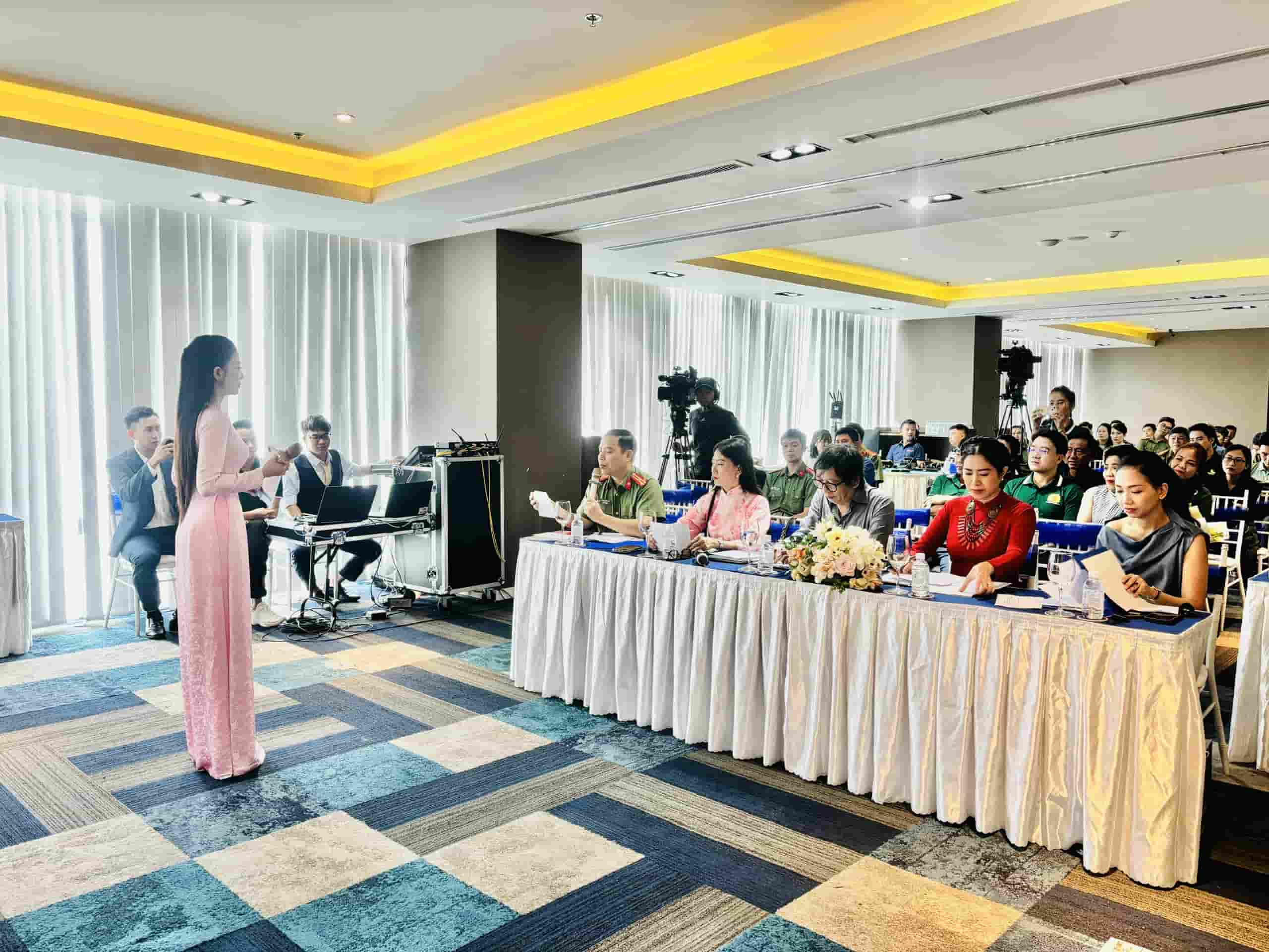 70 CAND candidates participated in the categories of radio announcer and TV host. Photo: Cong Khanh