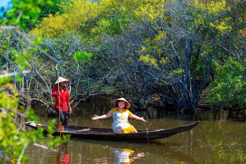 Du khach co the thue thuyen de nhe nhang luot tren dong nuoc va tham quan ngam sac mau ruc ro cua khu rung thay la.