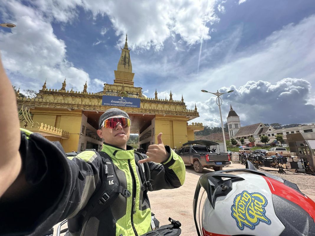 Backpackers cross the Boten international border gate in Luang Namtha, a Lao border province bordering China. Photo: Provided by the character