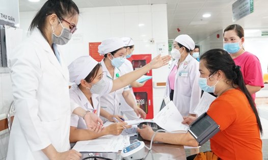 Nữ đoàn viên, công nhân lao động được hỗ trợ khám sức khỏe sinh sản miễn phí từ mô hình Sức khỏe của bạn. Ảnh: Phương Anh