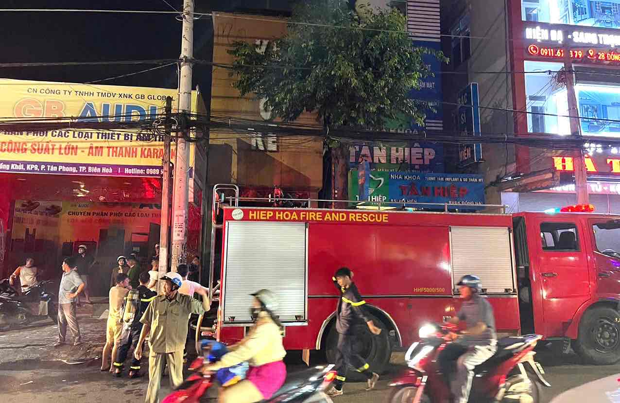 Fire breaks out at a closed karaoke bar in Bien Hoa City, Dong Nai. Photo: HAC