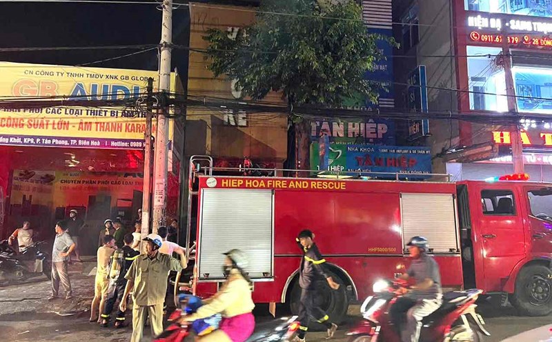 Fire breaks out at a closed karaoke bar in Bien Hoa City, Dong Nai. Photo: HAC