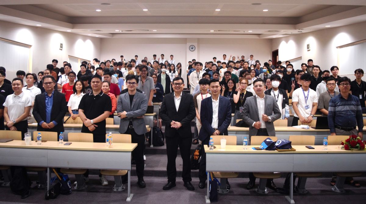 Students at the International University - Vietnam National University, Ho Chi Minh City listened to useful information related to Blockchain and AI. Photo: Hai Yen
