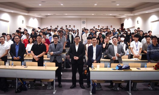 Các sinh viên tại Trường Đại học Quốc tế - Đại học Quốc gia TPHCM đã được lắng nghe những thông tin hữu ích liên quan đến Blockchain và AI. Ảnh: Hải Yến