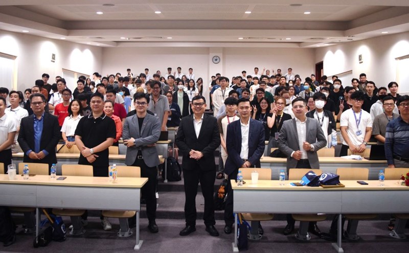 Students at the International University - Vietnam National University, Ho Chi Minh City listened to useful information related to Blockchain and AI. Photo: Hai Yen