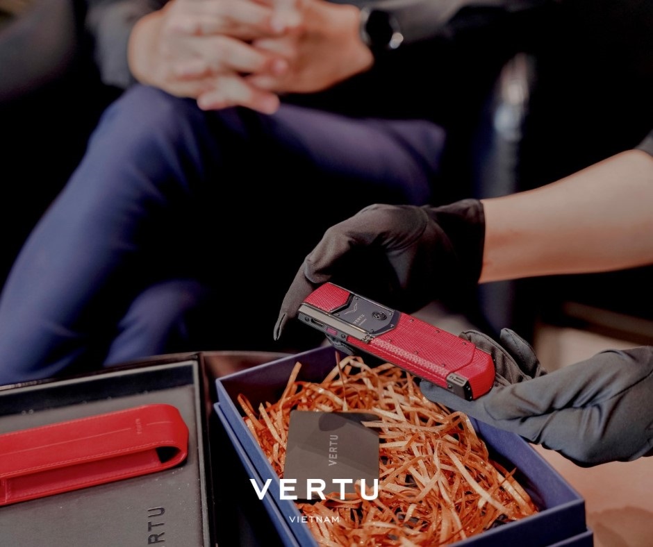 Vertu phones are sophisticated and classy gifts suitable for special relationships. Photo: Vertu Vietnam