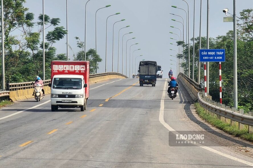 Voi cau Ngoc Thap tren duong Ho Chi Minh noi huyen Tam Nong voi thi xa Phu Tho, la cay cau lon bac qua song Hong co chieu dai len toi 1.051 m. Cau co tong muc dau tu 1.362 ti dong, duoc khanh thanh, dua vao su dung tu thang 10.2011.