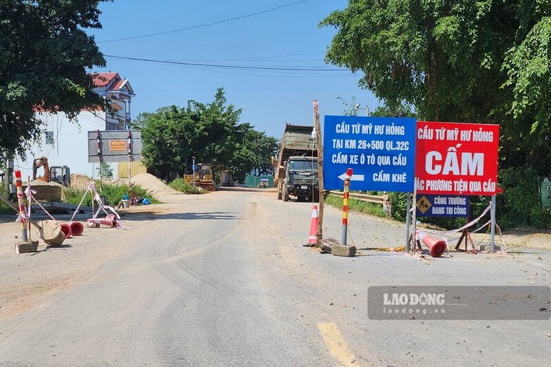 Tuy nhien, ke tu khi cau Phong Chau bi sap, cau Trung Ha bac qua song Da noi vao huyen Ba Vi, thanh pho Ha Noi va cau Tu My bac qua song Bua noi vao huyen Cam Khe, tinh Phu Tho gioi han phuong tien do hu hong, tren dia ban huyen Tam Nong chi con cau Ngoc Thap va cau Song Bua la con nguyen ven. Anh cau Tu My: To Cong.