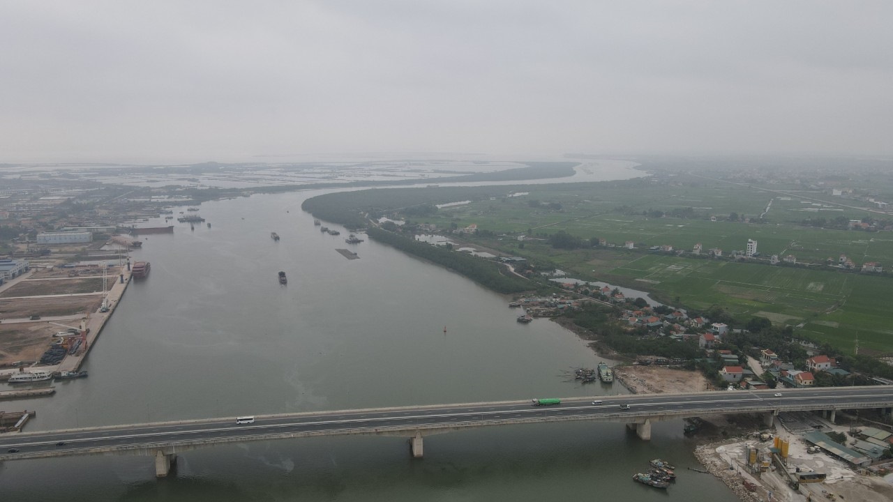 The Liquid Cargo Port project is being built on the banks of the Chanh River (photo), Quang Yen town. Photo: Nguyen Hung