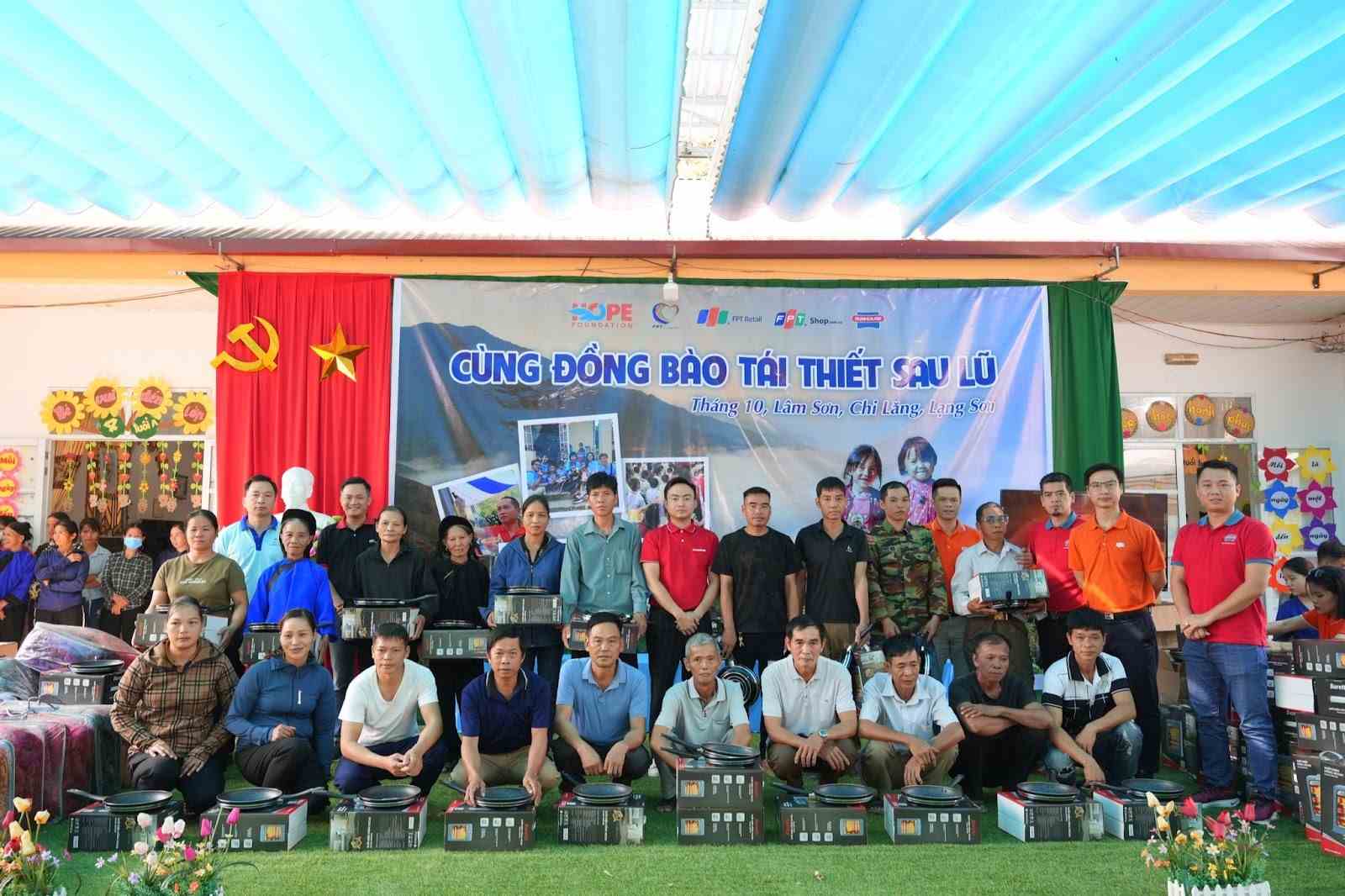 FPT Shop cooperated with Sunhouse to send practical gifts to Lam Son commune. Photo: FPT Shop