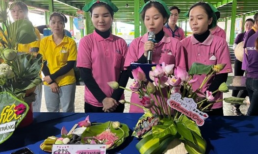 Nữ đoàn viên, lao động thuyết trình bài thi cắm hoa và trưng bày mâm bánh truyền thống của đội mình. Ảnh: Thúy Hạnh