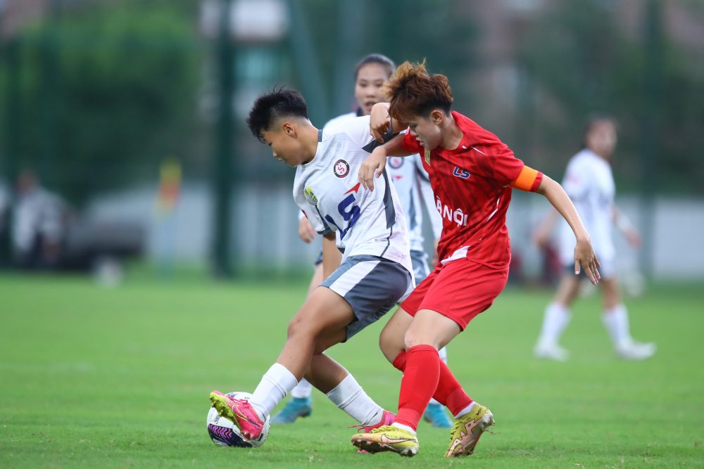 U19 Son La (white shirt) regrettably drew with Hanoi despite leading by 2 goals. Photo: VFF