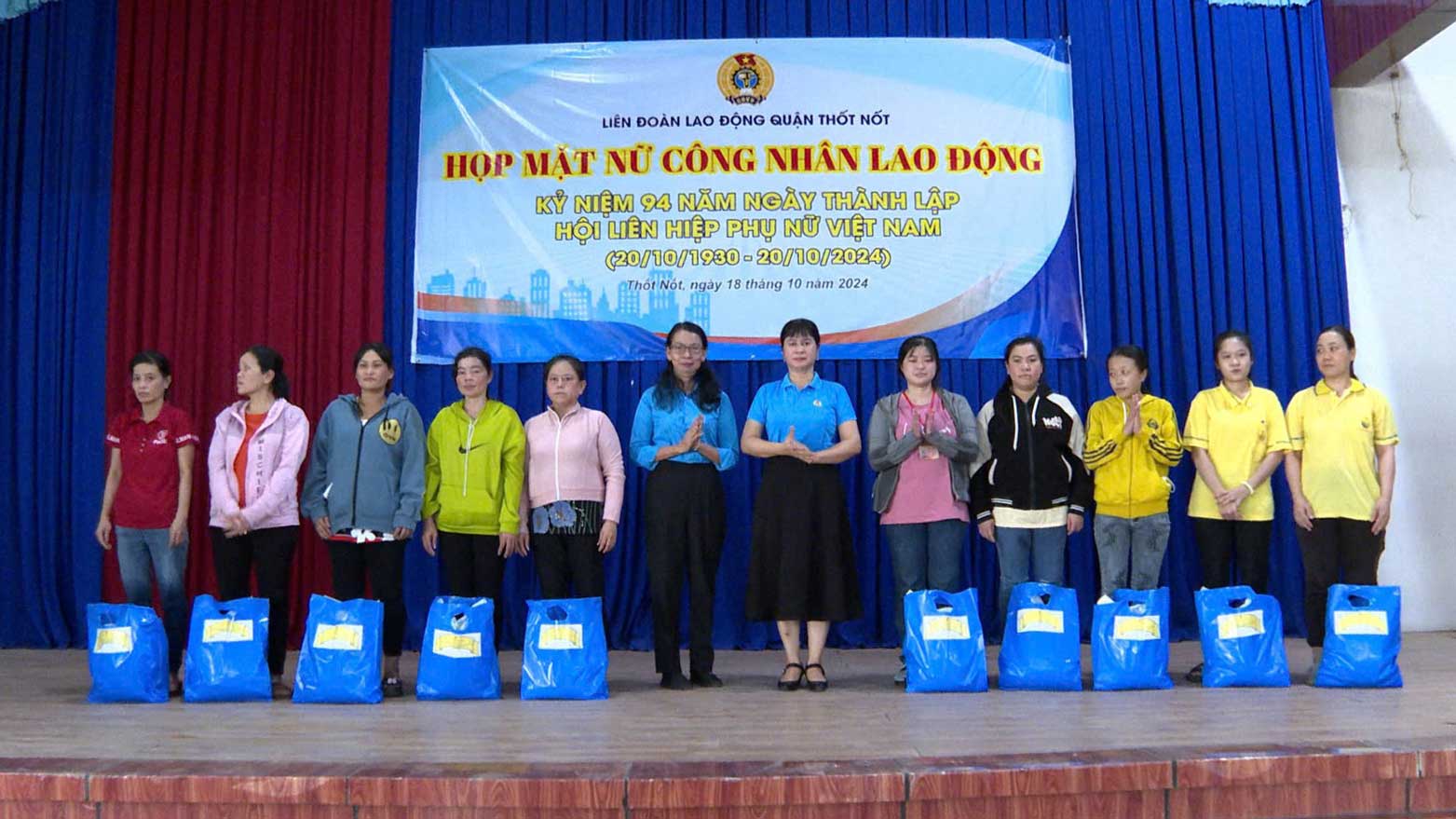 Cac nu cong nhan lao dong duoc nhan qua nhan dip 20.10. Anh: LDLD quan Thot Not