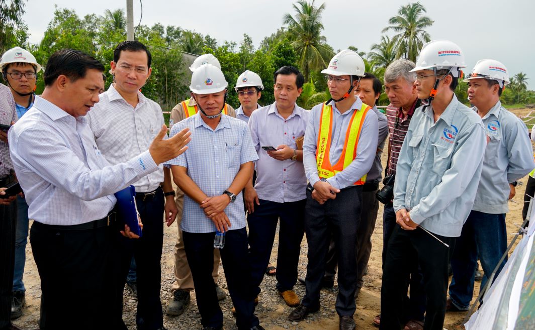 Trong suot thoi gian phat dong thi dua cao diem, lanh dao Tinh uy, UBND tinh Soc Trang thuong xuyen co mat tren cong truong de dong vien tinh than lam viec cua Chu dau tu, nha thau, doi ngu giam sat thi cong va kip thoi thao go nhung kho khan, vuong mac.