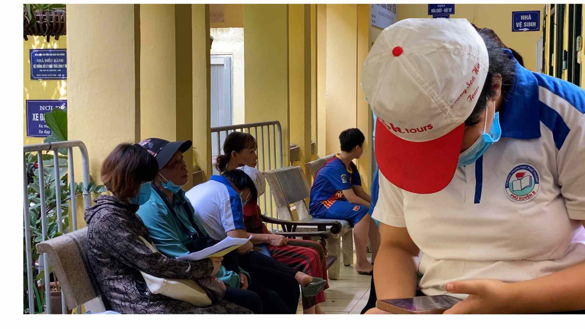 The increase in young people being "addicted" to social networks has caused negative impacts. Graphics: Cao Thom