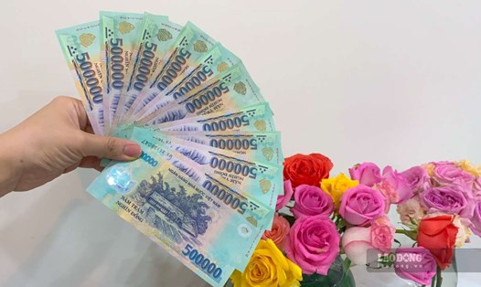 Lãi suất tiết kiệm kì hạn 12 tháng dao động quanh ngưỡng 4,4 - 9,5%. Ảnh minh họa: Trà My