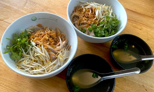 Món phở gà trộn đắt khách của quán phở gà Thật Tâm. Ảnh: Minh Thương