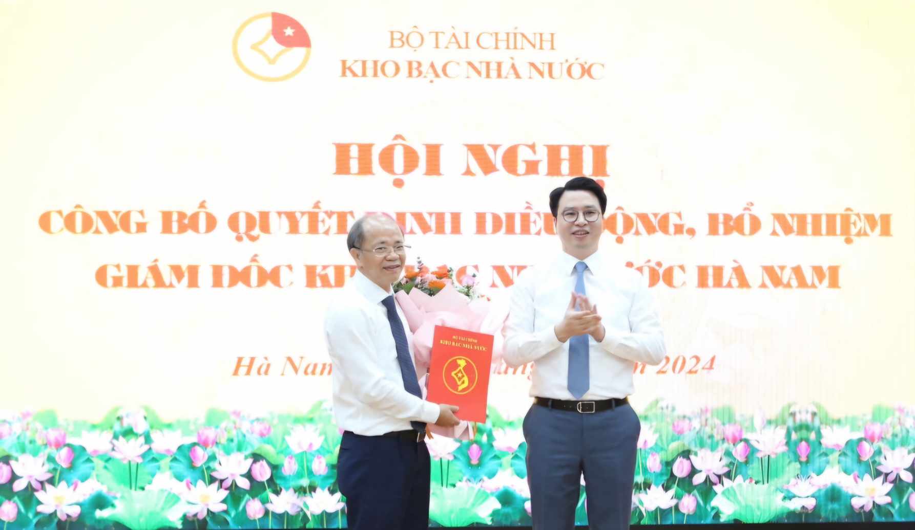 Mr. Tran Quan - General Director of the State Treasury presented the Decision on transfer and appointment of Director of the State Treasury of Ha Nam province to Mr. Tran Quang Nguyen (left). Photo: Ha Nam Provincial People's Committee