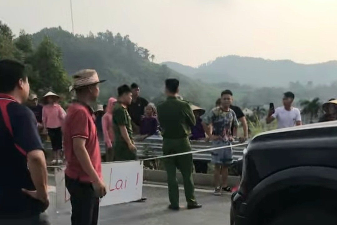 People gathered on the Tuyen Quang - Phu Tho highway. Photo: Provided by people
