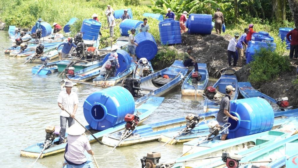 People in the drought-stricken and saline-affected areas of An Minh district come to receive water tanks. Photo: Nguyen Anh