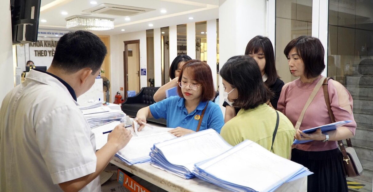 Officials of the Ba Dinh District Labor Federation guide workers through the procedures for free health check-ups at Hoe Nhai General Hospital. Photo: Union