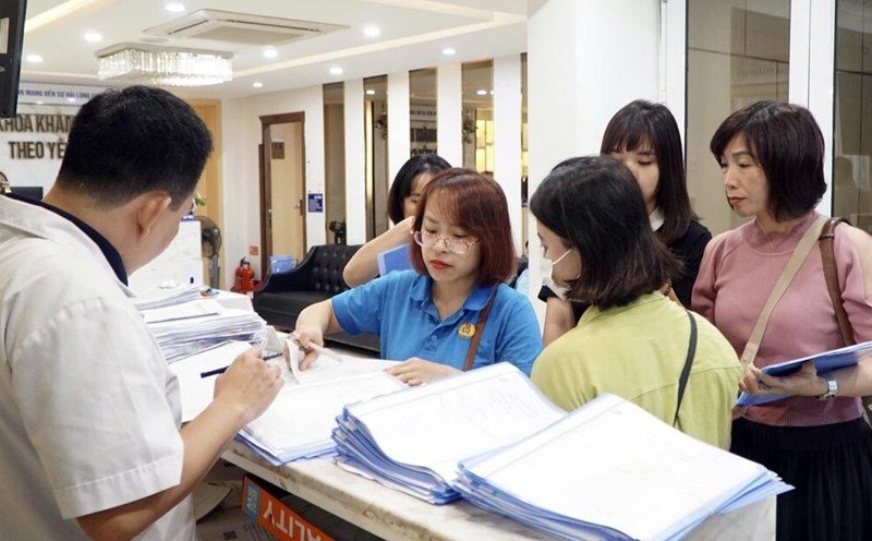 Officials of the Ba Dinh District Labor Federation guide workers through the procedures for free health check-ups at Hoe Nhai General Hospital. Photo: Union