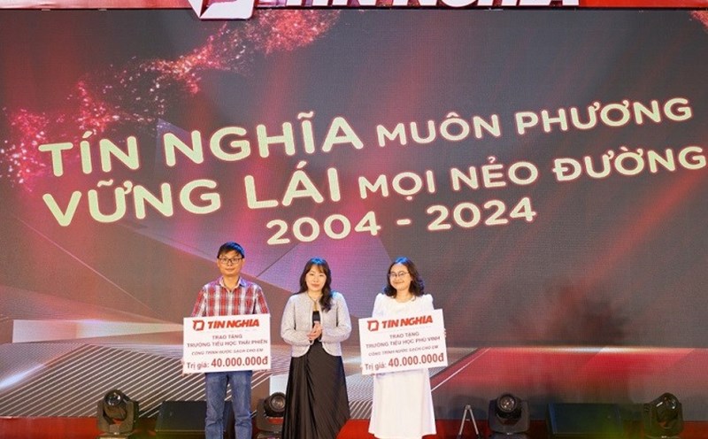 Representatives of Tin Nghia Logistics Joint Stock Company presented 2 clean water projects in Buon Ma Thuot city. Photo: Bao Trung