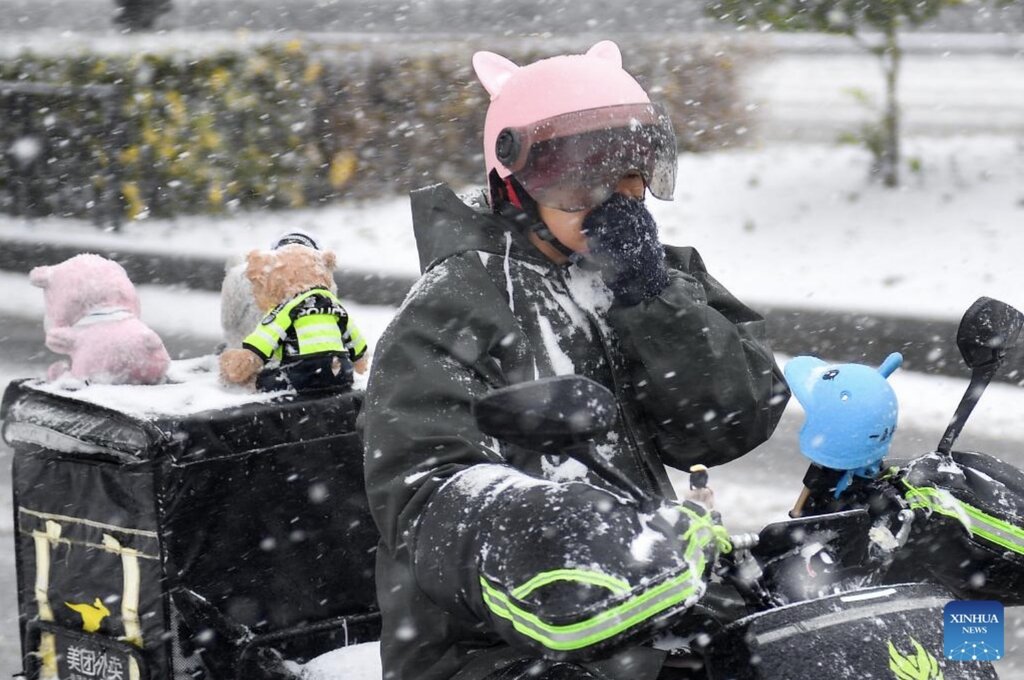 Delivery men on the road during a cold spell in northern China in winter 2023. Photo: Xinhua