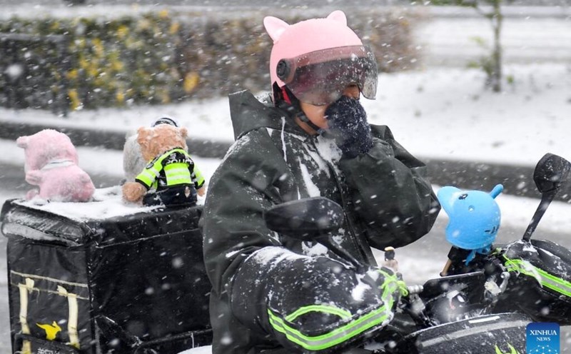 Delivery men on the road during a cold spell in northern China in winter 2023. Photo: Xinhua