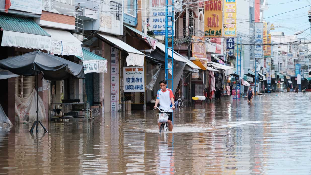 The road leading to Binh Thuy market is heavily flooded due to the impact of high tides