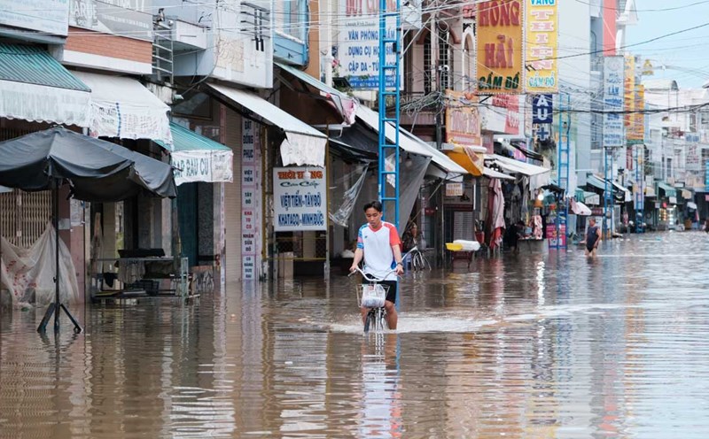 The road leading to Binh Thuy market is heavily flooded due to the impact of high tides