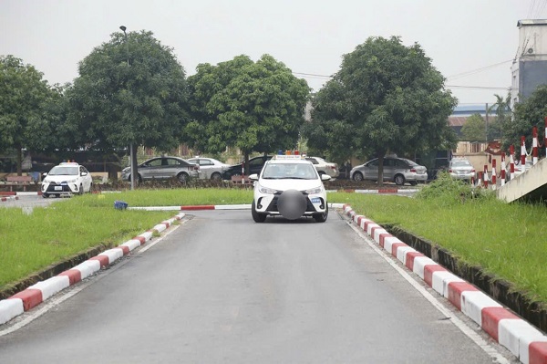 Driving practice car. Photo: Xuyen Dong